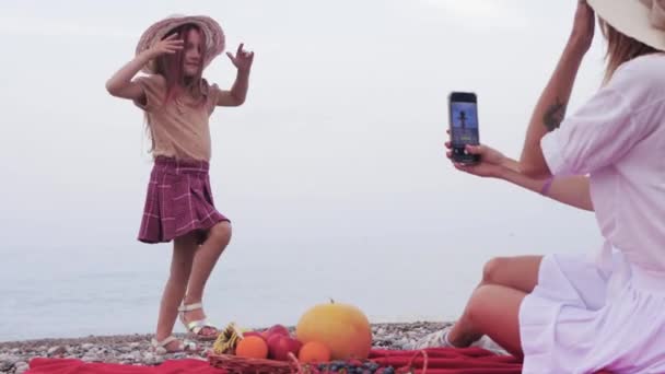 Woman Taking Pictures Her Pretty Daughter Posing Sea Mid Shot — Αρχείο Βίντεο