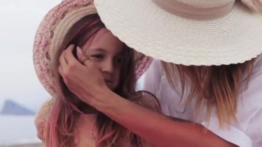 Annesinin ailesi ve pembe iplikli küçük kızı dışarıda vakit geçiriyorlar. Orta çekim