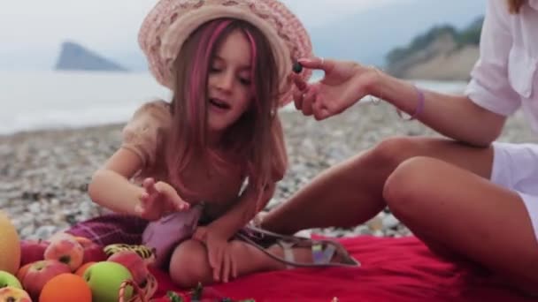 Молодая Мама Маленькая Милая Дочь Устраивают Пикник Едят Ягоды Пляже — стоковое видео