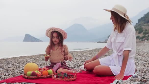 Eine Junge Frau Isst Mit Ihrer Tochter Süßigkeiten Strand Mittelschuss — Stockvideo