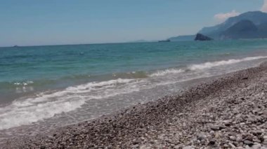 Dağlardaki Mavi Deniz Dalgaları. Orta çekim