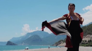 Sahnede performansını gösteren sahne kostümlü çekici bir adam. Orta çekim