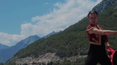 Sahne kostümlü çekici bir adam deniz kenarındaki ateşli performansını gösteriyor. Orta çekim