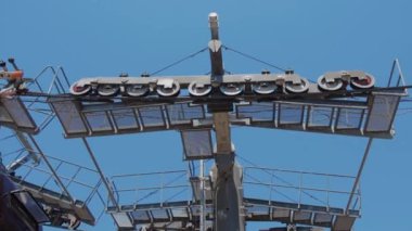 Ropeway inşaatı - kabinler yükseliyor. Orta çekim
