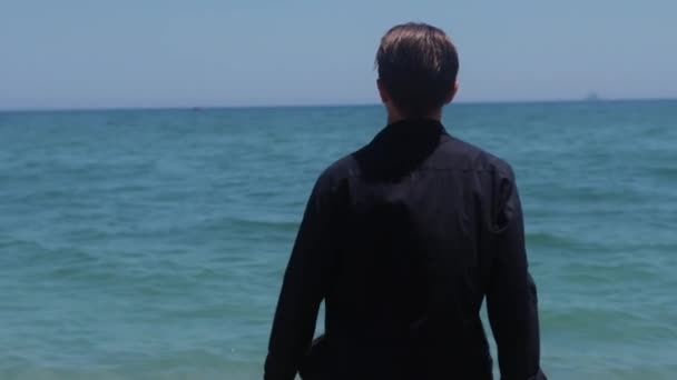 Приваблива Людина Йде Море Падає Воду Середній Постріл — стокове відео