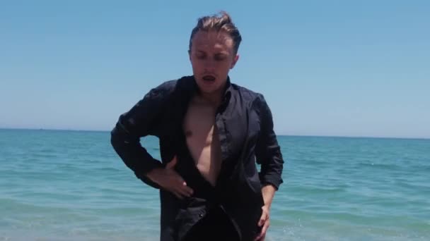 Χαριτωμένος Γοητευτικός Άντρας Που Χορεύει Στην Παραλία Μεσαίο Πλάνο — Αρχείο Βίντεο