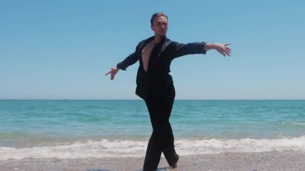 매력적 남자가 맨발로 바닷가에서 있습니다 Mid — 비디오