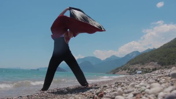 Dançarino Masculino Atraente Deixa Cair Manto Vermelho Praia Meio Tiro — Vídeo de Stock