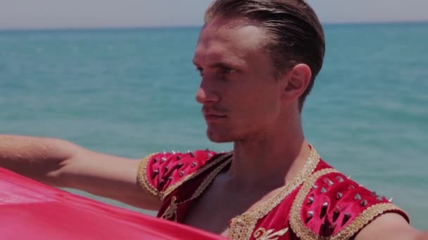 Dançarino Atraente Segurando Manto Vermelho Água Mar Meio Tiro — Vídeo de Stock