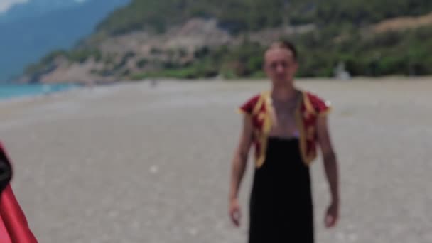 스페인 양복을 매력적 카메라 걸어가고 Mid — 비디오