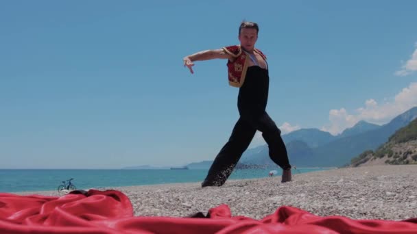 Een Aantrekkelijke Man Danser Een Spaans Pak Dansend Het Strand — Stockvideo