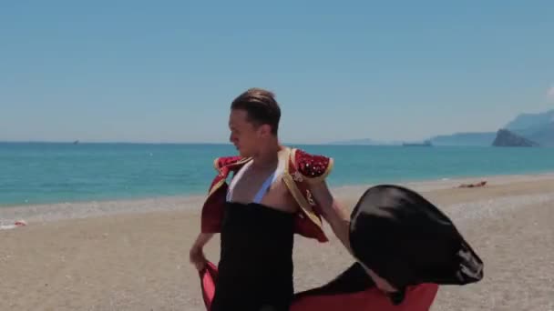 Een Aantrekkelijke Man Danser Nationaal Rood Pak Dansend Het Strand — Stockvideo