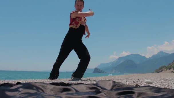 Atraktivní Muž Tanečník Španělském Obleku Tančící Pláži Vezme Župan Písku — Stock video