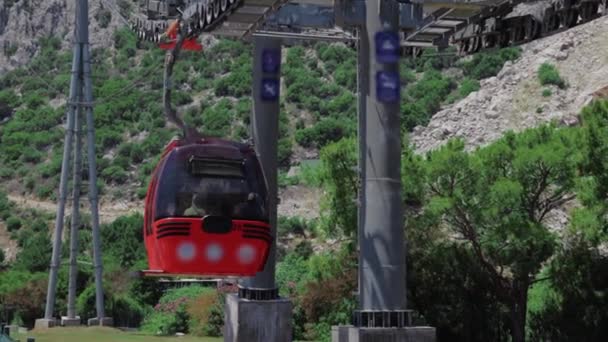 Κόκκινο Funiculars Κινούνται Κατά Μήκος Του Τελεφερίκ Στο Φόντο Των — Αρχείο Βίντεο