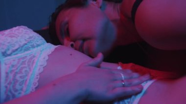 Siyah beyaz iç çamaşırlı iki şehvetli kadın birbirlerini tatmin ediyorlar. Orta çekim