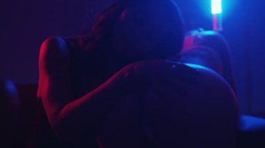 Striptiz kulübünün karanlık odasında üç seksi kadın birbiriyle eğleniyor. Orta çekim