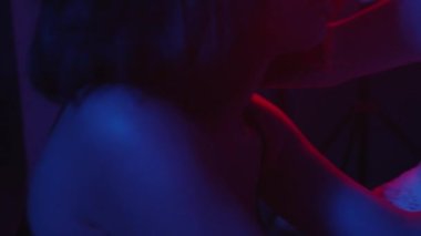 Özel odada erotik şov yapan üç seksi kadın. Orta çekim