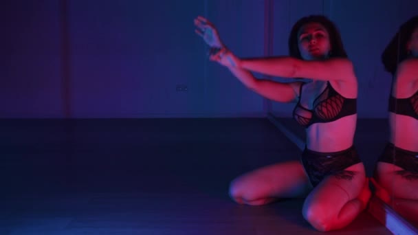 Sexy Tatuado Morena Roupa Interior Preta Dançando Neon Iluminação Chão — Vídeo de Stock