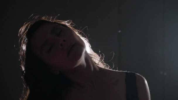 暗い部屋でセクシーな演技大人のブルネットの女性の顔 肖像画 — ストック動画