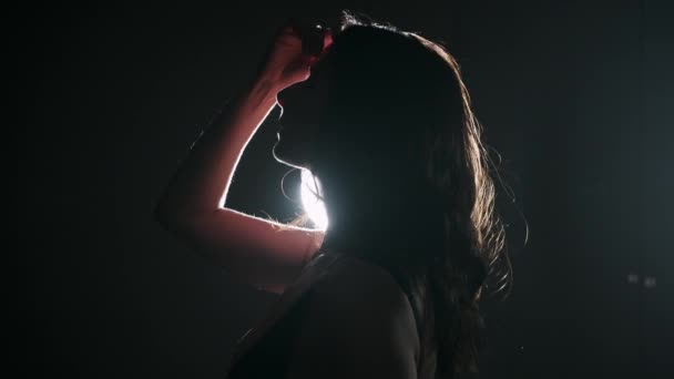 Seitenansicht Eines Gesichts Einer Erwachsenen Brünetten Frau Die Dunkeln Sexy — Stockvideo