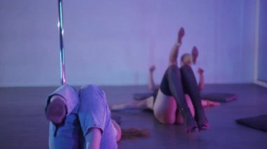 Dans etmeden önce üç kadın dansçı ısınıyor. Orta çekim