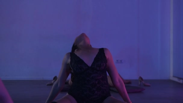 Три Танцовщицы Практикуются Студии Синем Свете Средний Выстрел — стоковое видео