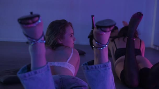 Tres Bailarinas Practicando Estudio Espejos Con Iluminación Azul Tacones Altos — Vídeo de stock