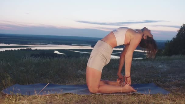 Sportliche Frau Beim Yoga Auf Der Schanze Mittelschuss — Stockvideo