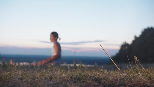 Sportliche Frau Beim Abendlichen Yoga Auf Dem Hügel Vordergrund Schwelender — Stockvideo