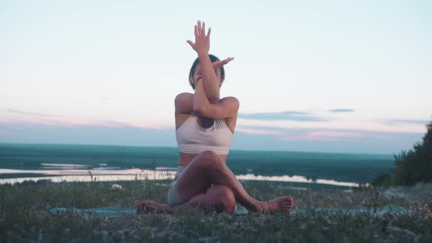 Schlanke Erwachsene Frau Beim Yoga Auf Dem Hügel Frühen Abend — Stockvideo