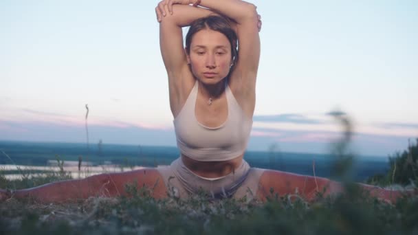 Een Vrouw Die Avonds Vroeg Yoga Oefeningen Doet Heuvel Buigt — Stockvideo