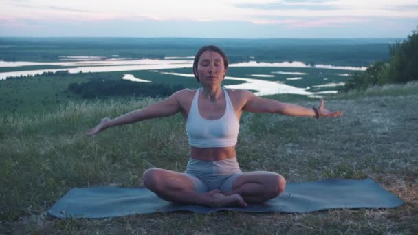 Mulher Adulta Magro Meditando Início Noite Colina Meio Tiro — Vídeo de Stock