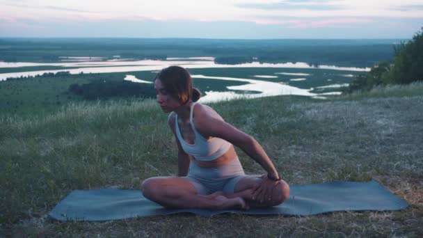 Femme Adulte Mince Réchauffant Son Corps Assis Sur Tapis Yoga — Video