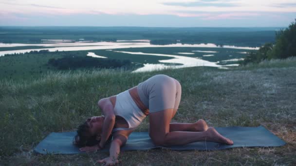 Mujer Adulta Delgada Haciendo Yoga Colina Atardecer Mid Shot — Vídeo de stock