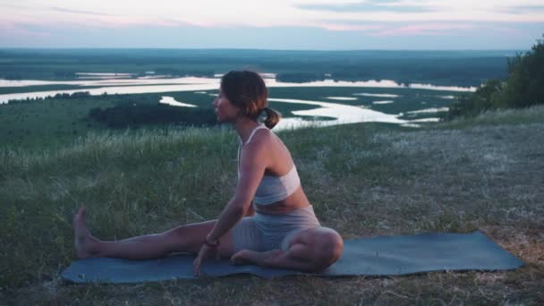 Mujer Adulta Delgada Haciendo Yoga Colina Estirándose Hasta Pierna Mid — Vídeo de stock