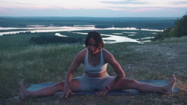 Slim Woman Sits Splits Hill Yoga Mat Mid Shot — Stock Video