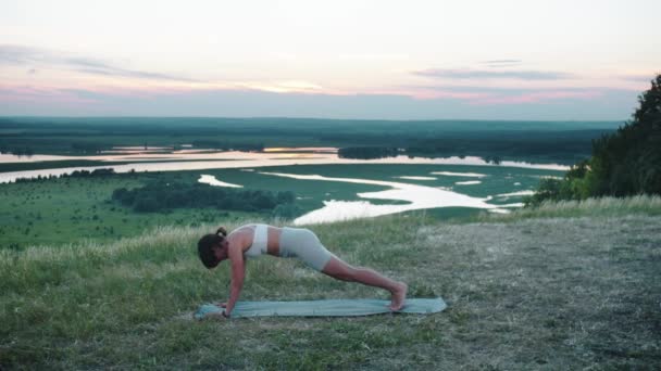 Yoga Outdoors Стройная Женщина Занимающаяся Спиной Коврике Йоги Холме Средний — стоковое видео