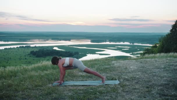 Yoga Hill Μια Γυναίκα Που Γυμνάζεται Στρώμα Γιόγκα Μεσαίο Πλάνο — Αρχείο Βίντεο