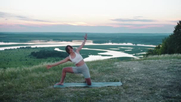 Yoga Colina Uma Mulher Exercitando Tapete Ioga Início Pôr Sol — Vídeo de Stock