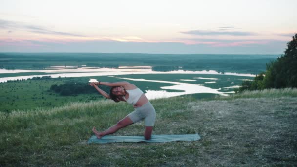 Yoga Colina Una Mujer Delgada Que Hace Ejercicio Esterilla Yoga — Vídeo de stock