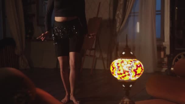 Kobieta Czarnymi Długimi Włosami Tańczy Pokoju Lampa Witrażami Pierwszym Planie — Wideo stockowe