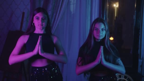 Dvě Mladé Dívky Tančí Orientální Tance Neonovém Osvětlení Střední Snímek — Stock video