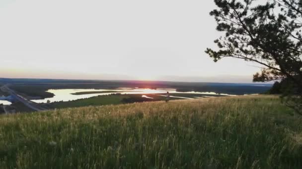 Samotná Žena Meditující Zeleném Kopci Při Časném Západu Slunce Letecký — Stock video