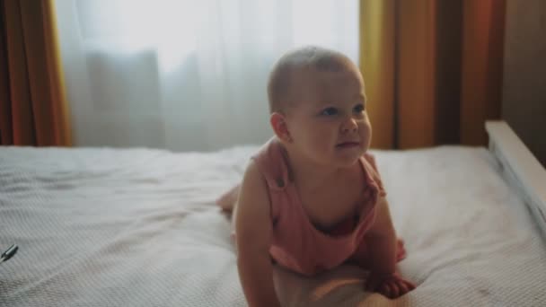 Pausbäckiges Baby Das Auf Dem Bett Kriecht Mittelschuss — Stockvideo