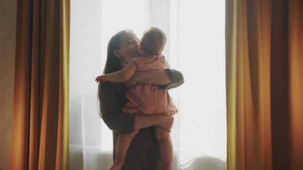Mam Knuffelt Haar Dochter Baby Bij Het Raam Tussenschot — Stockvideo