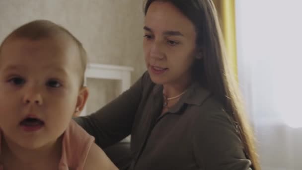 Mère Petite Fille Passent Temps Ensemble Bébé Rampant Sur Lit — Video