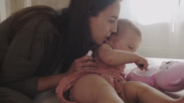 Anne Küçük Tatlı Kızı Yatakta Konuşan Bir Oyuncakla Oynuyorlar Orta — Stok video