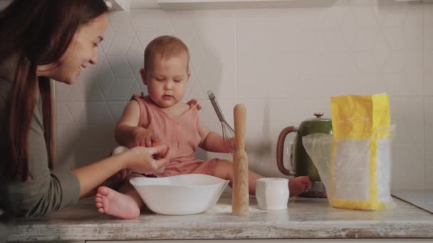 Cute Gotowania Razem Kuchni Matki Jej Córeczki Środek Strzału — Wideo stockowe