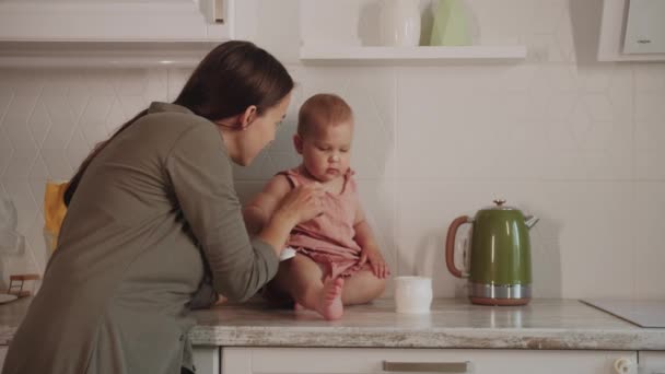Eine Mutter Mahlt Der Küche Mehl Bein Ihrer Kleinen Tochter — Stockvideo