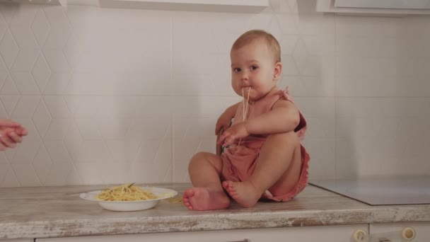 Petite Fille Mange Des Spaghettis Assis Sur Table Cuisine Coup — Video